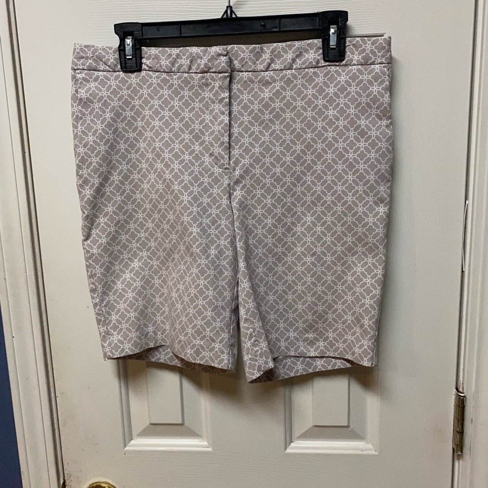 Mario Serrani Womens Shorts Gray White Comfort Stretch Tummy Control Size 10